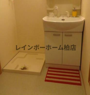 洗面設備　明るい洗面所です
