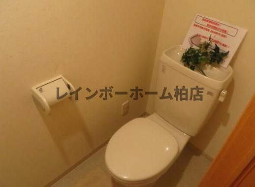 トイレ　落ち着いた色調のトイレです