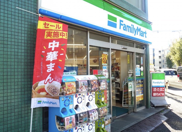 コンビニ　ファミリーマート高円寺梅里店（コンビニ）まで132m