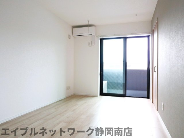 居室・リビング　ゆったり過ごせる居間です