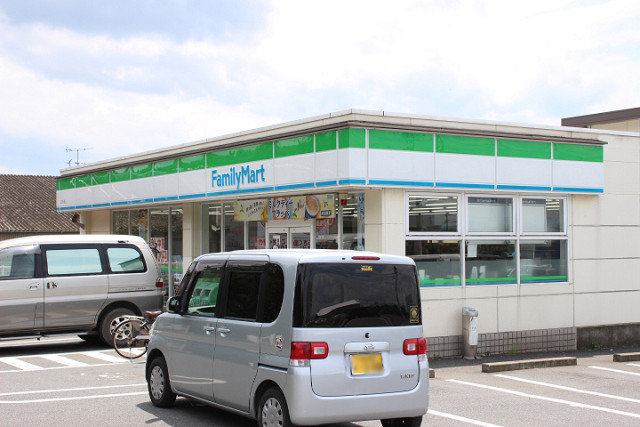 コンビニ　ファミリーマート 三川店（コンビニ）まで590m
