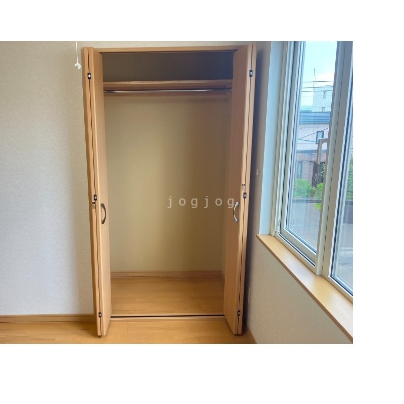 収納　衣類や物を置くスペースあり。