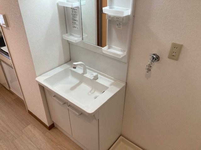 洗面設備　参考：同建物同タイプの画像を掲載中。内装工事後、現況優先。