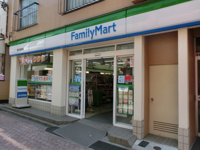 コンビニ　ファミリーマート（コンビニ）まで70m