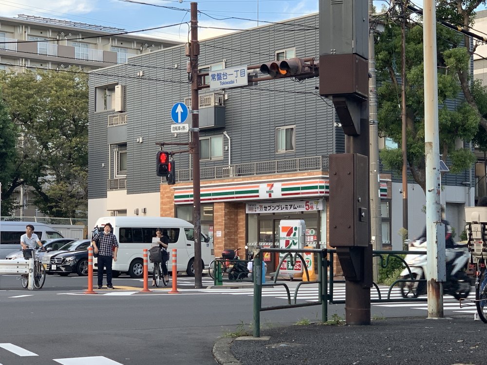 コンビニ　セブンイレブン（コンビニ）まで158m