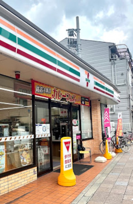 コンビニ　セブンイレブン JR放出駅西店（コンビニ）まで151m