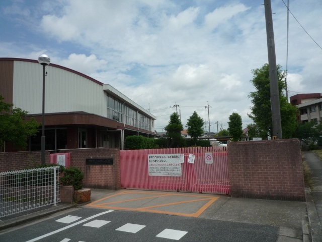 小学校　岡山市立芳明小学校（小学校）まで916m