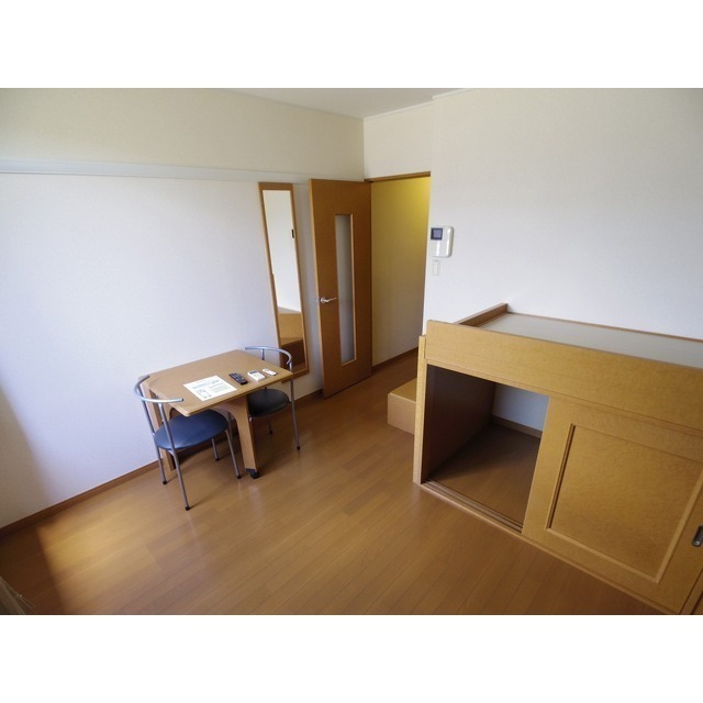 レオパレスミューセントMAYUの居間写真