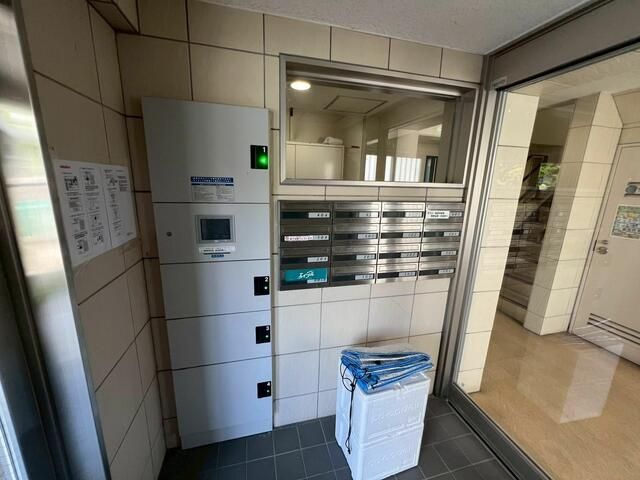 エントランス　落ち着いたエントランスです