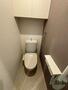 トイレ　トイレは温水洗浄便座です。シンプルな雰囲気になっています。