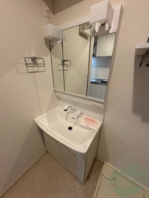 洗面設備　こちらは洗面台となっております。掃除が楽そうでいいですね。