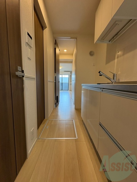 玄関　玄関からのお写真です。広々としていて靴の着脱に便利です