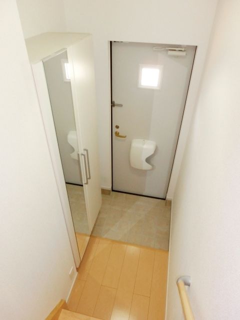 玄関　シューズＢＯＸ付きです。全身ミラー付きでお出掛け前にチェッ…