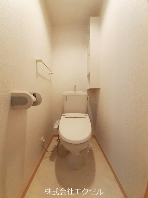 トイレ　温水洗浄便座です。