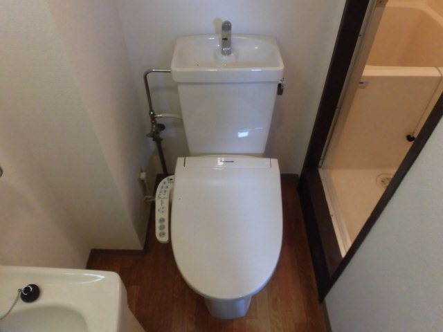 トイレ　ウォシュレット機能付きのトイレです。