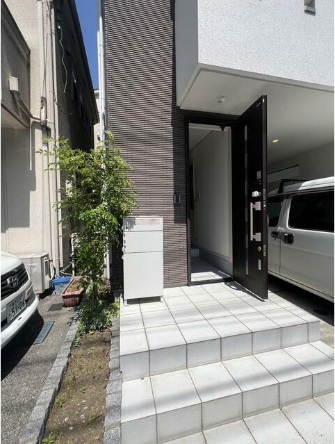 港南台1丁目戸建の玄関写真