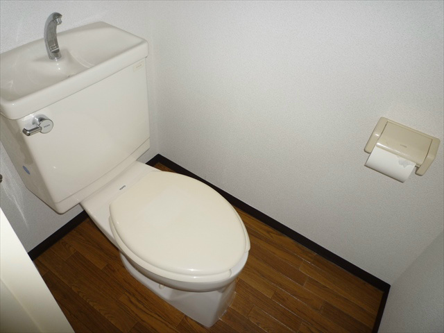 東京メトロ千代田線 千駄木駅 徒歩5分 3階建 築34年のトイレ写真