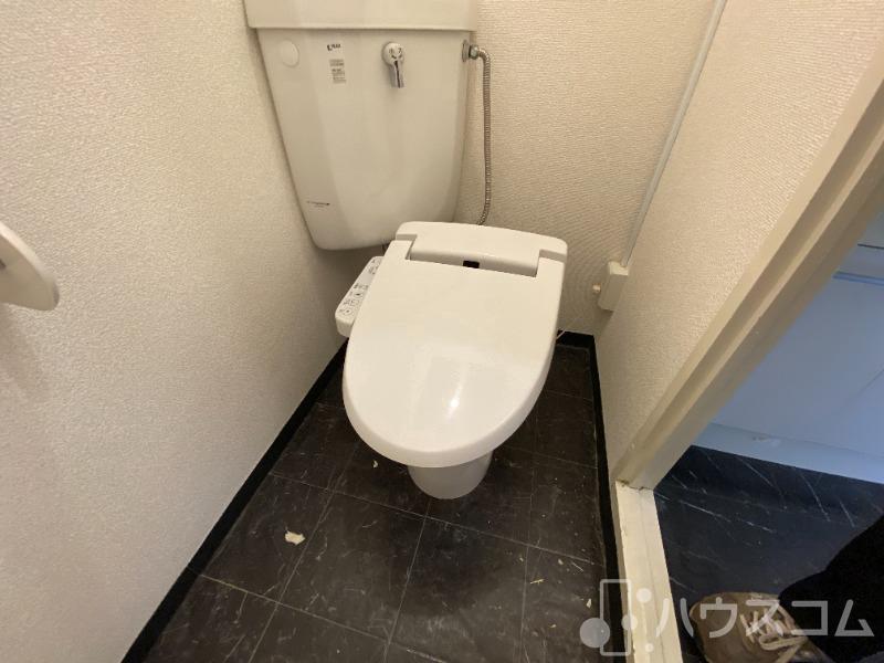 トイレ　冬場も安心の温水洗浄便座です。