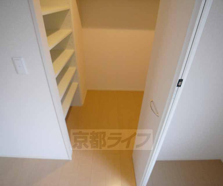 収納　たっぷり収納できるウォークインクローゼットです。