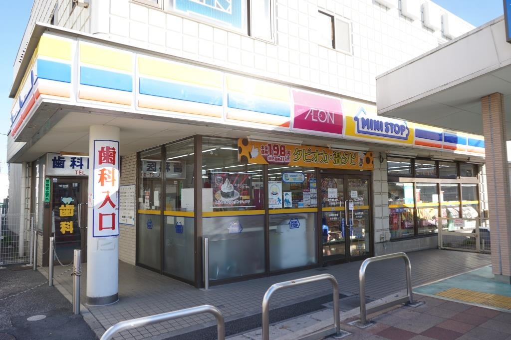 コンビニ　ミニストップ川間駅前店（コンビニ）まで1010m