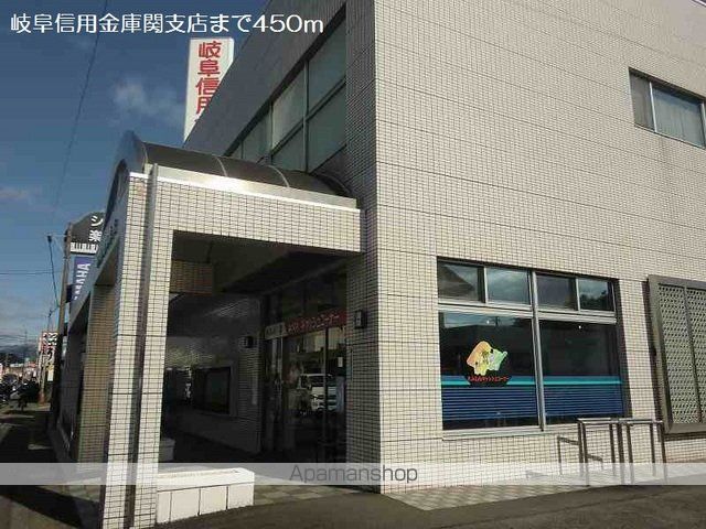 銀行　岐阜信用金庫関支店（銀行）まで450m