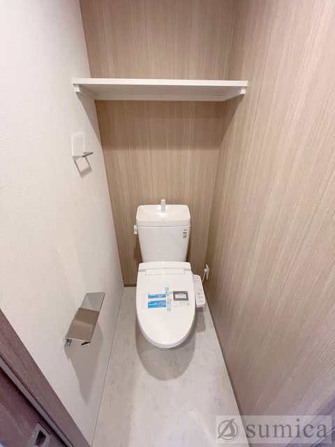 トイレ　人気アイテムの温水洗浄便座。清潔感のあるトイレです。