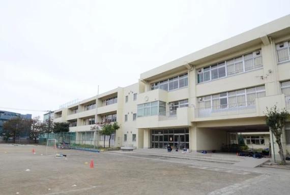 小学校　調布市立八雲台小学校（小学校）まで628m