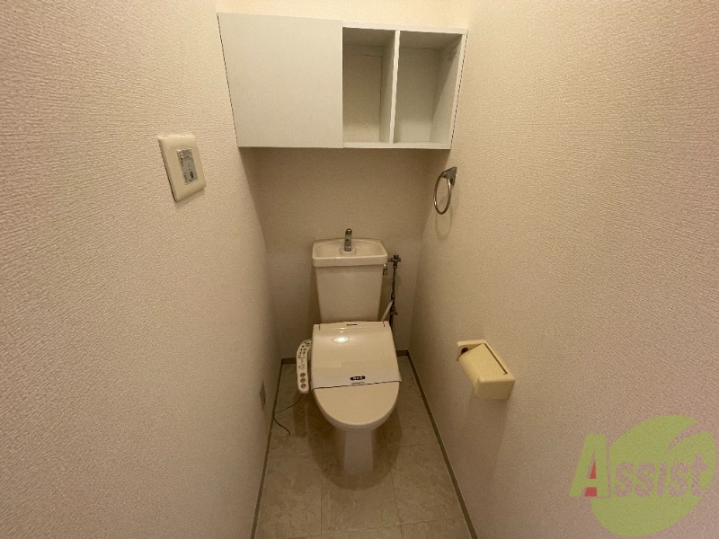 トイレ　トイレは温水洗浄便座です。シンプルな雰囲気になっています。