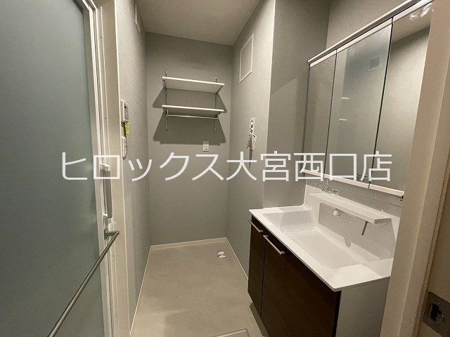 洗面設備　三面鏡タイプのシャワー付化粧洗面台