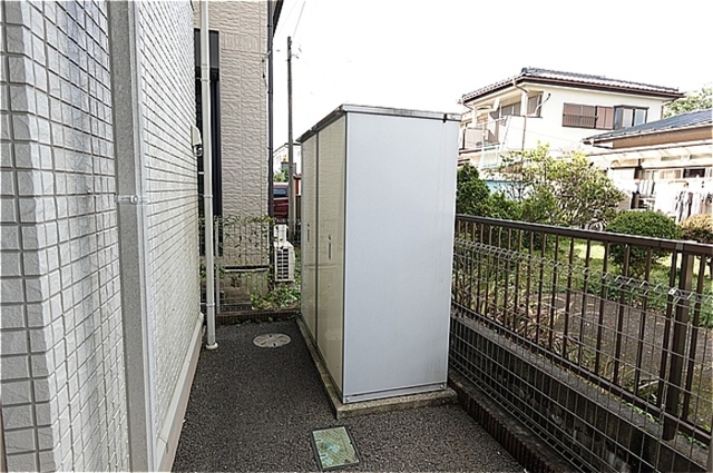 その他共有部分　各戸に外部物置付き