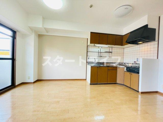 地下鉄御堂筋線 西中島南方駅 徒歩9分 7階建 築29年の居間写真