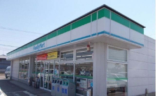 コンビニ　ファミリーマート高田店さん（コンビニ）まで500m