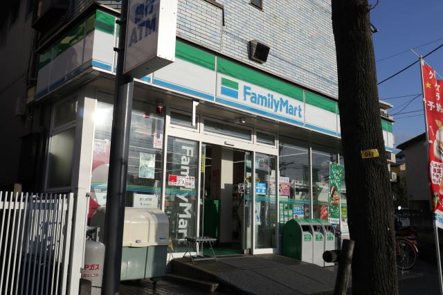 コンビニ　ファミリーマート（コンビニ）まで350m