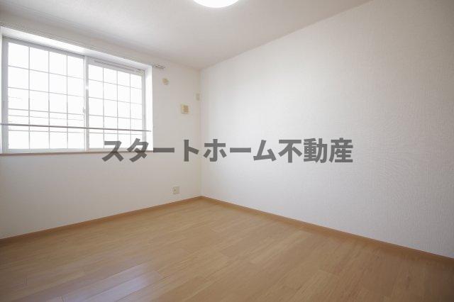 その他部屋・スペース　落ち着いた色調の寝室です
