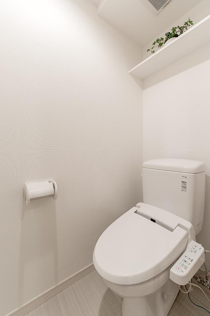 トイレ　温水洗浄便座有り。小物置場にトイレットペーパが置けそうです。