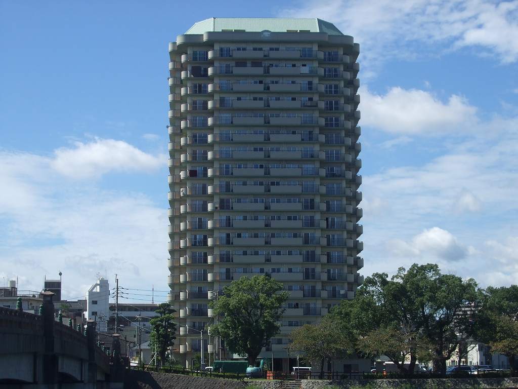 鹿児島市下荒田のマンションの建物外観