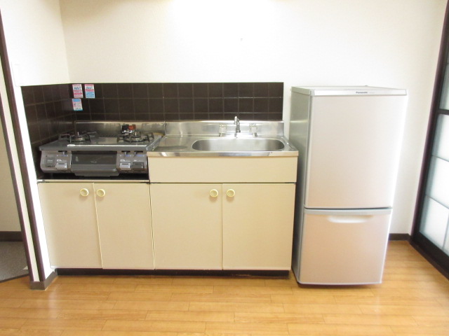 キッチン　冷蔵庫付き、便利！2口ガスコンロ設置有