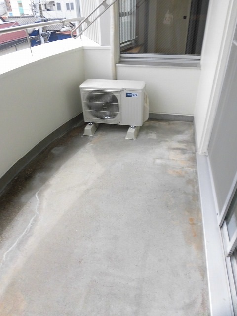 バルコニー　東向きなので午前中はお日様が入ります