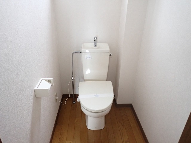 トイレ　暖房便座付きトイレです