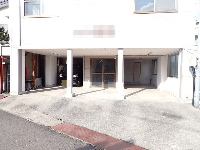 駐車場　屋根付き駐車場です
