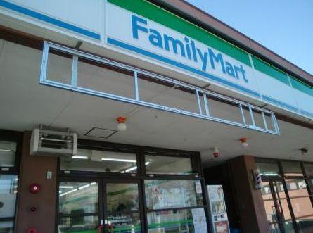 コンビニ　ファミリーマート東京医療センター店（コンビニ）まで308m