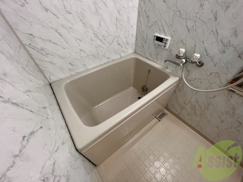 バス・シャワールーム　浴室は追い焚き機能付きです。一日の疲れがとれそうですね。