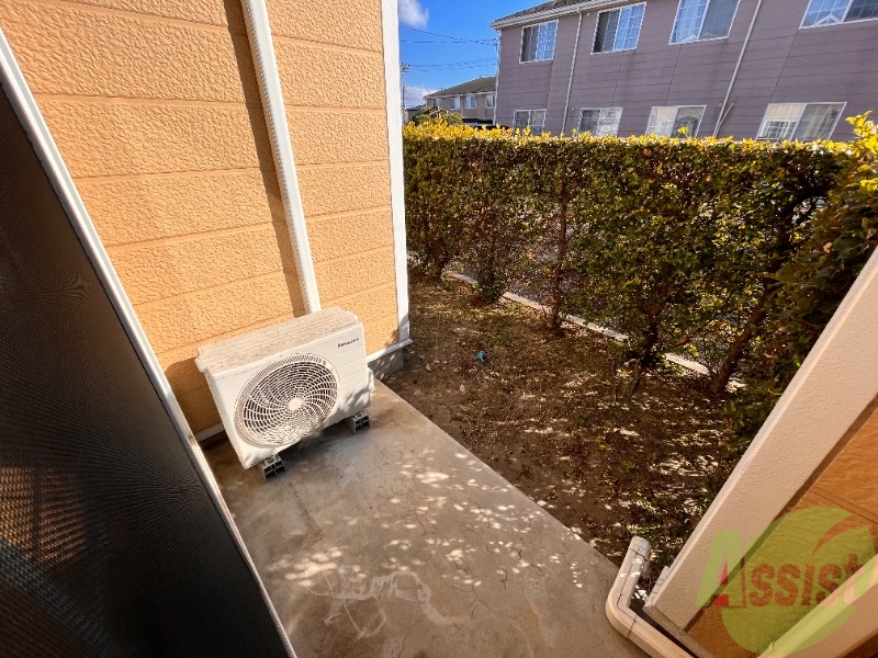 バルコニー　バルコニーはこちらです。専用庭があります。