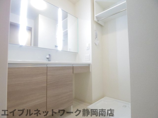 洗面設備　ゆったりとスペースのある洗面所