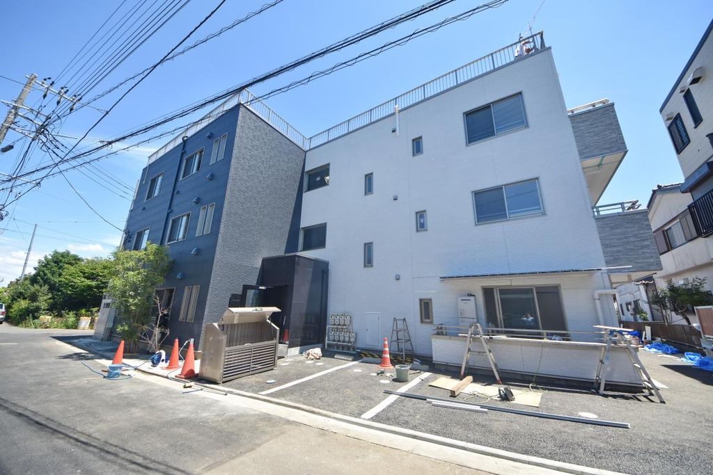 藤沢市菖蒲沢のマンションの建物外観