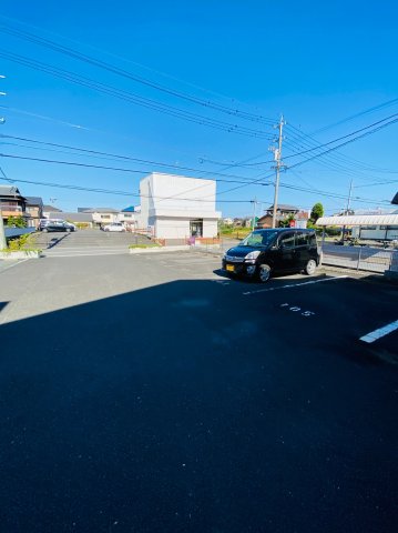 【津市一身田平野のアパートの駐車場】