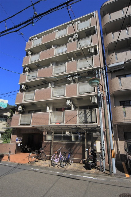 松山市喜与町のマンションの建物外観