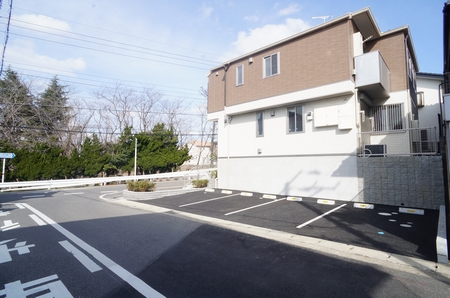 駐車場　【敷地内駐車場】各戸１台付（無料）です！