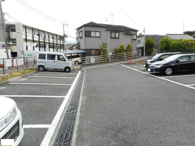 【ラルジュウエストの駐車場】