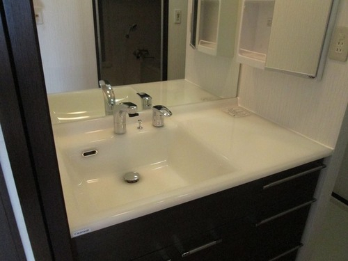 洗面設備　独立洗面台、朝の身支度には欠かせません